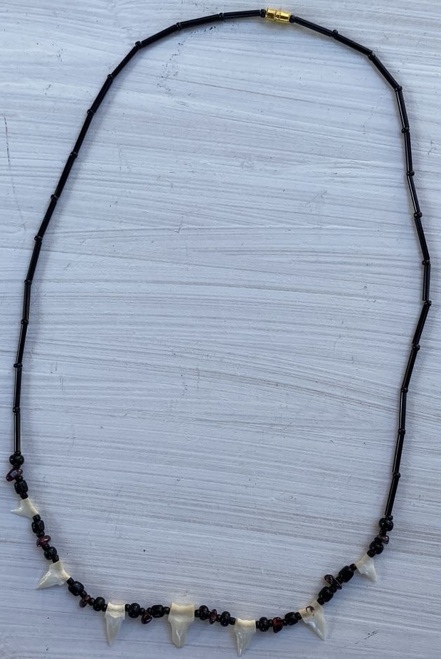 COLLAR DIENTE TUBURON PIEDRA